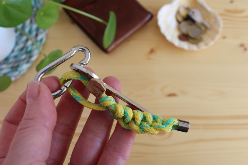 Schlüsselanhänger mit Karabiner - gelb-türkis